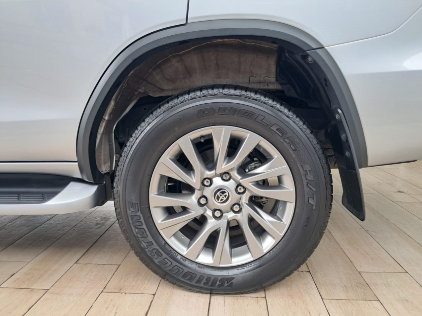 toyota hilux sw4 2.8 d-4d turbo diesel srx 7l 4x4 automatico 4p 202411