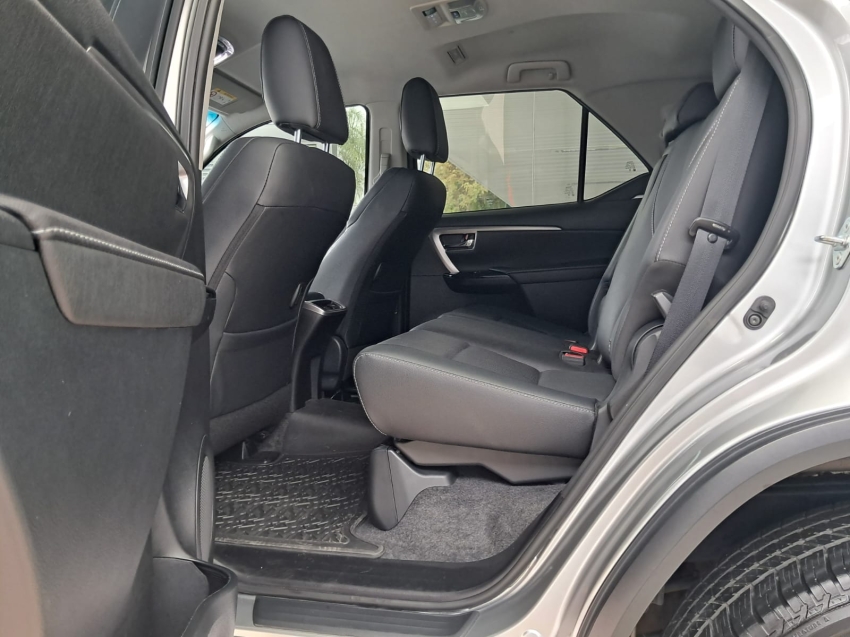 toyota hilux sw4 2.8 d-4d turbo diesel srx 7l 4x4 automatico 4p 20248