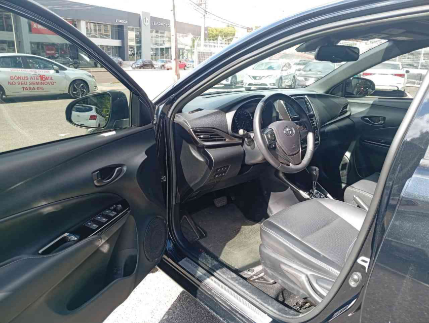 yaris hatch xls 1.5 cvt  flex automatico 2022/239