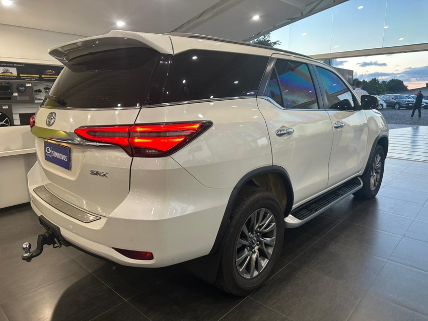 toyota hilux sw4 2.8 d-4d turbo diesel srx 7l 4x4 automatico 4p 20215