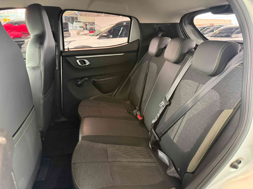 kwid outsider 1.0 12v11