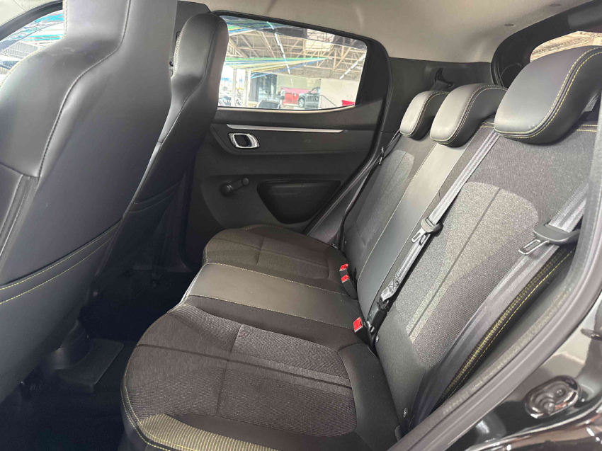 kwid outsider 1.0 12v11