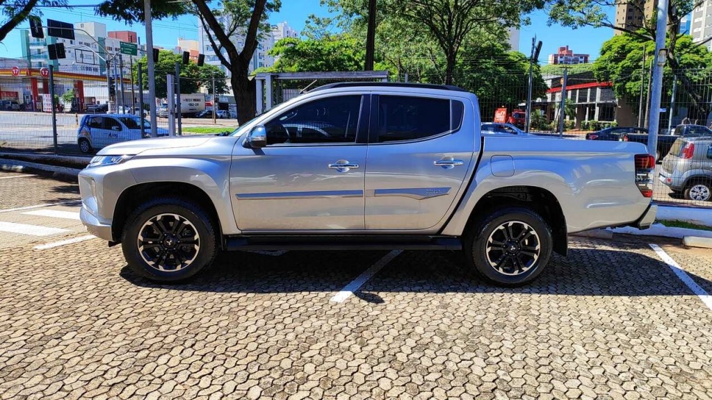 mitsubishi l200 triton 2.4 16v turbo diesel sport hpe-s cd 4p 4x4 automatico 20233