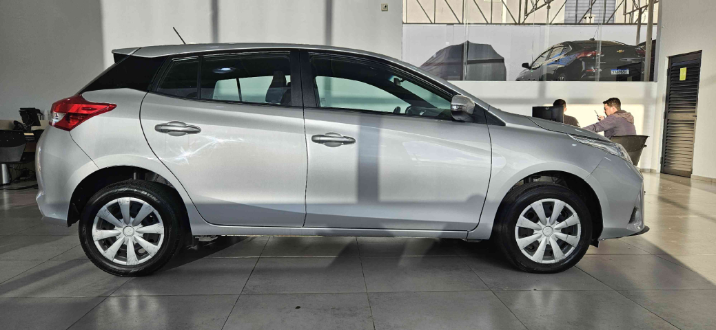 toyota yaris 1.5 16v flex xs multidrive 4p automatico 2025