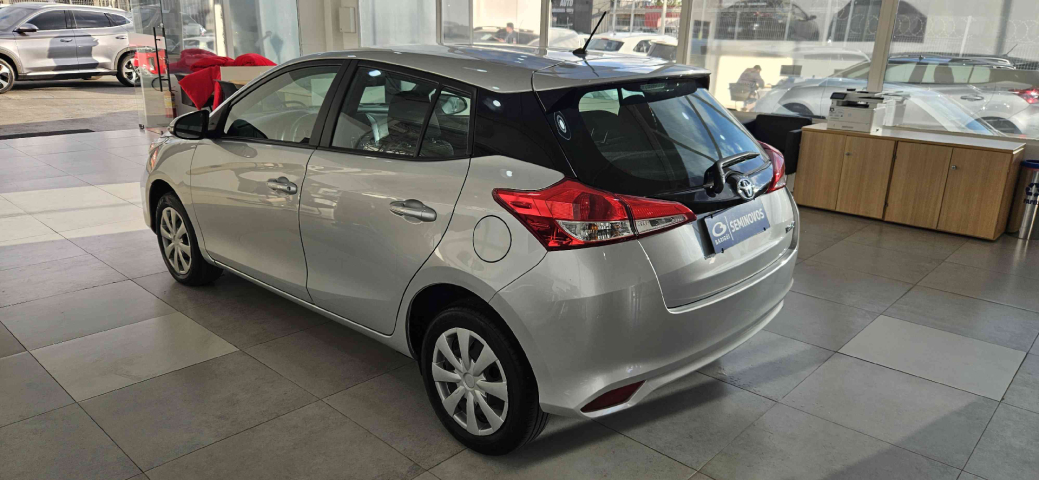 toyota yaris 1.5 16v flex xs multidrive 4p automatico 2025