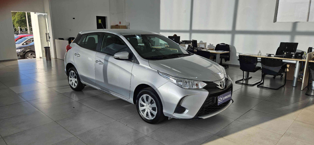 toyota yaris 1.5 16v flex xs multidrive 4p automatico 2025