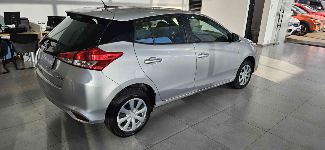 toyota yaris 1.5 16v flex xs multidrive 4p automatico 2025
