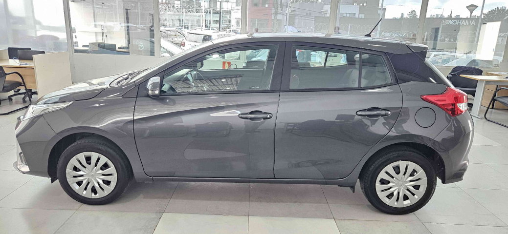 toyota yaris 1.5 16v flex xs multidrive 4p automatico 2025
