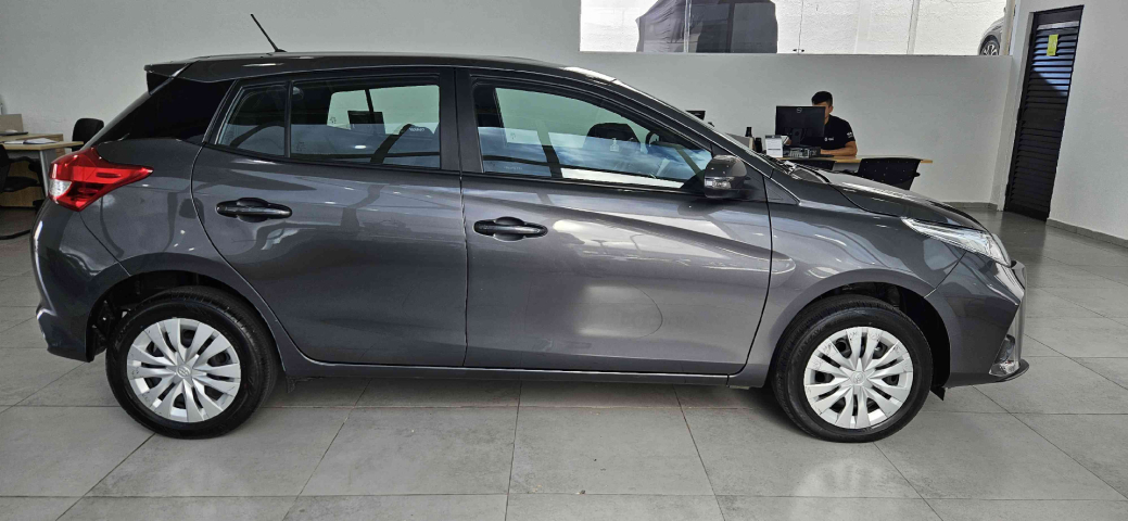 toyota yaris 1.5 16v flex xs multidrive 4p automatico 2025