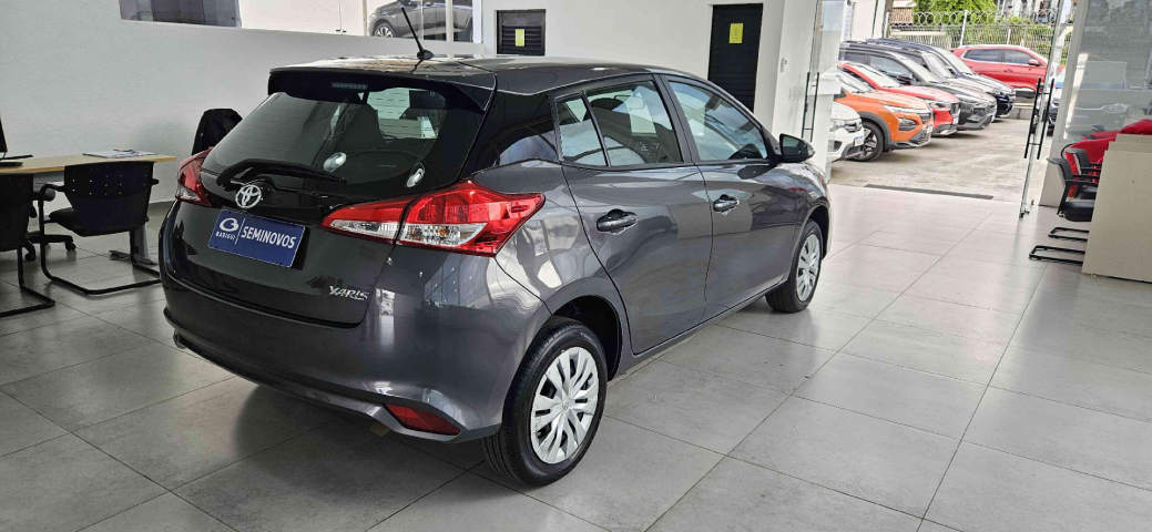 toyota yaris 1.5 16v flex xs multidrive 4p automatico 2025