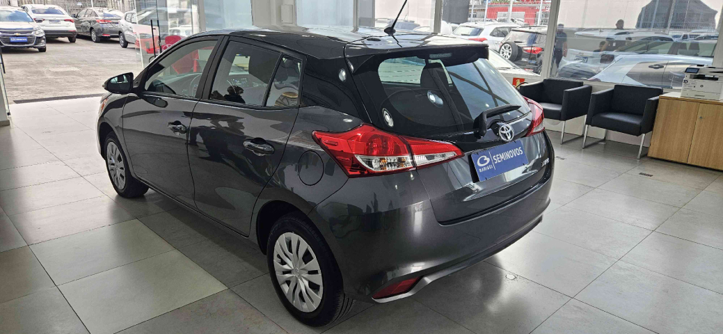 toyota yaris 1.5 16v flex xs multidrive 4p automatico 2025