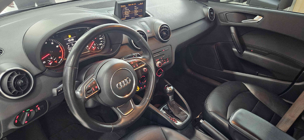 audi a1 1.4 tfsi attraction 16v 122cv gasolina 4p automatico 201310 audi a1 1.4 tfsi attraction 16v 122cv gasolina 4p automatico 201310