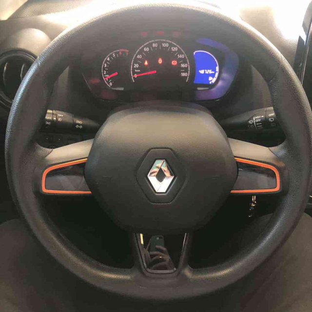 kwid outsider 1.0 12v8