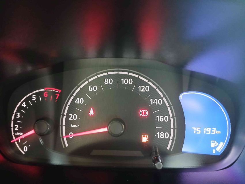 kwid outsider 1.0 12v11