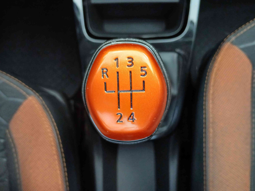 kwid outsider 1.0 12v17