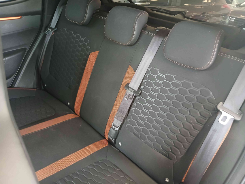 kwid outsider 1.0 12v8