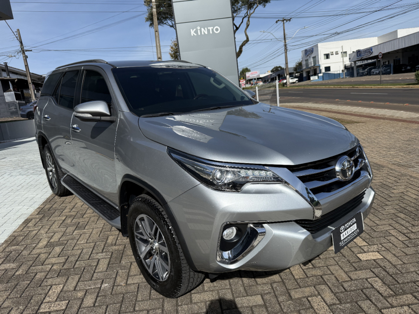 toyota hilux sw4 2.8 srx 4x4 16v turbo intercooler diesel 4p automatico 2017 toyota hilux sw4 2.8 srx 4x4 16v turbo intercooler diesel 4p automatico 2017