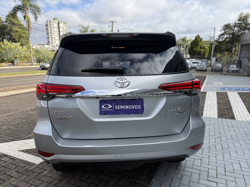 toyota hilux sw4 2.7 vvt-i flex srv 7l 4x2 automatico 4p 2021