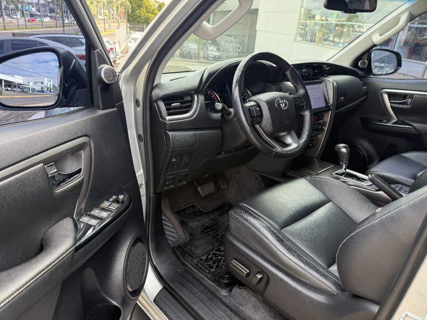 toyota hilux sw4 2.7 vvt-i flex srv 7l 4x2 automatico 4p 2021
