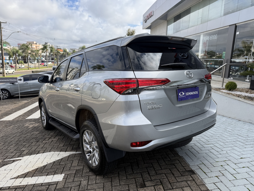 toyota hilux sw4 2.7 vvt-i flex srv 7l 4x2 automatico 4p 2021