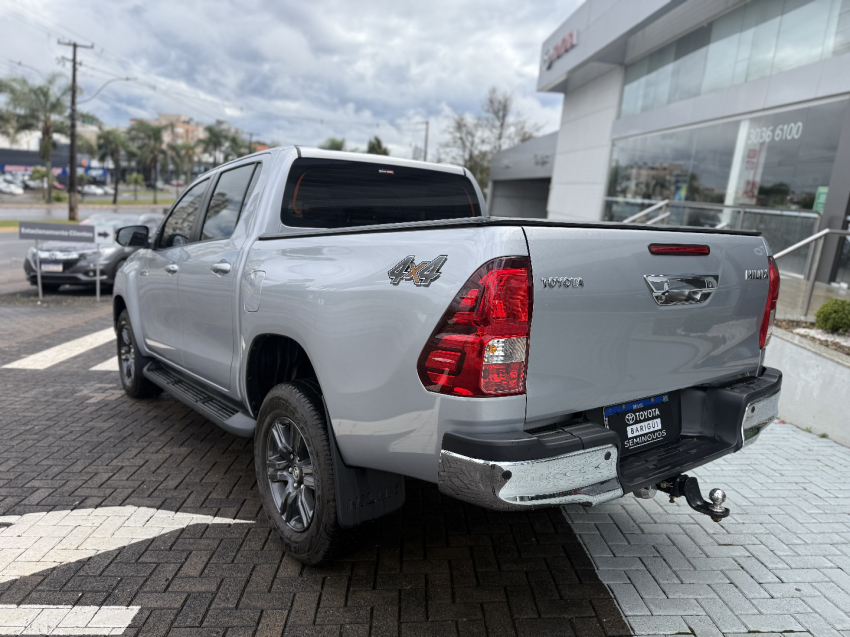 toyota hilux 2.8 d-4d turbo diesel cd sr 4x4 automatico 4p 2025