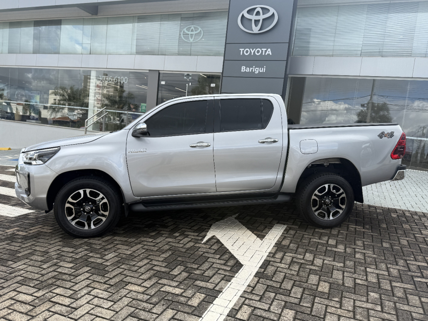 toyota hilux 2.8 d-4d turbo diesel cd srv 4x4 automatico 4p 2025
