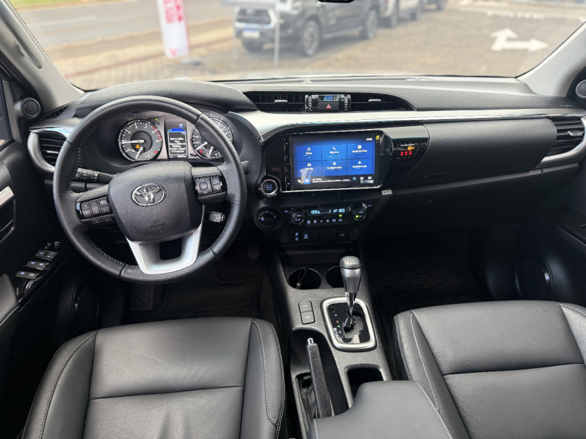 toyota hilux 2.8 d-4d turbo diesel cd srv 4x4 automatico 4p 2025