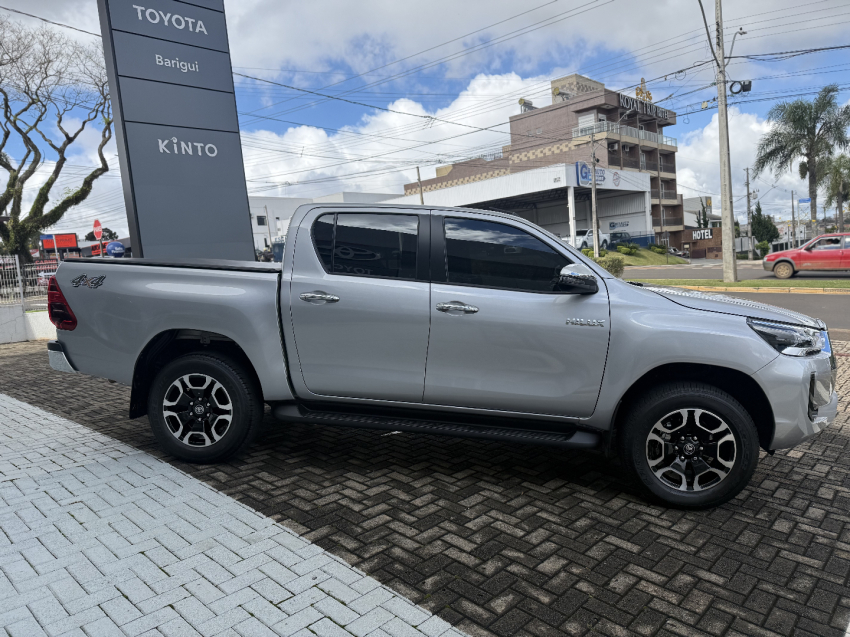 toyota hilux 2.8 d-4d turbo diesel cd srv 4x4 automatico 4p 2025
