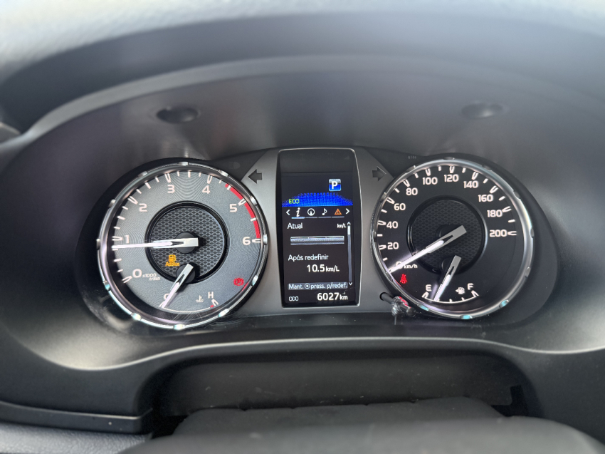 toyota hilux 2.8 d-4d turbo diesel cd srv 4x4 automatico 4p 2025