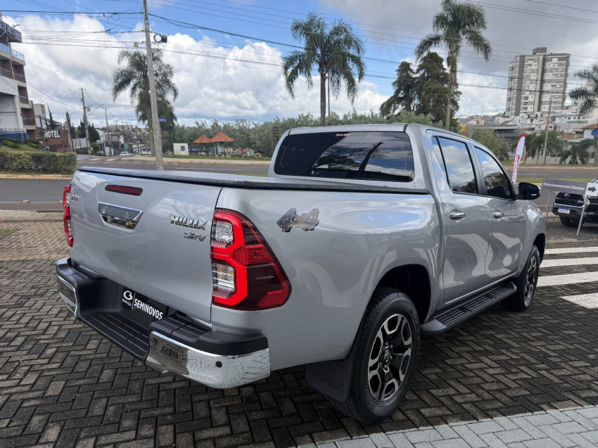 toyota hilux 2.8 d-4d turbo diesel cd srv 4x4 automatico 4p 2025