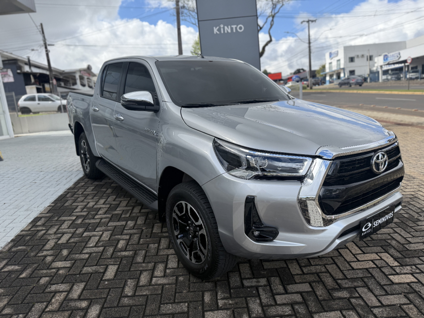 toyota hilux 2.8 d-4d turbo diesel cd srv 4x4 automatico 4p 2025