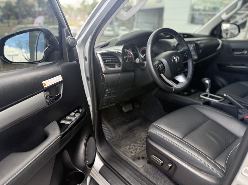 toyota hilux 2.8 d-4d turbo diesel cd srv 4x4 automatico 4p 2025