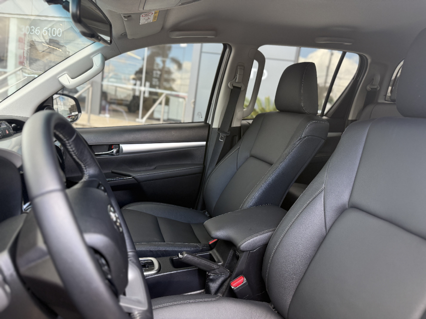 toyota hilux 2.8 d-4d turbo diesel cd srv 4x4 automatico 4p 2025
