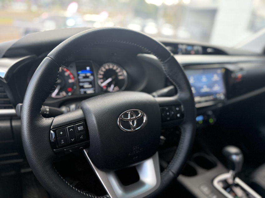 toyota hilux 2.8 d-4d turbo diesel cd srv 4x4 automatico 4p 2025