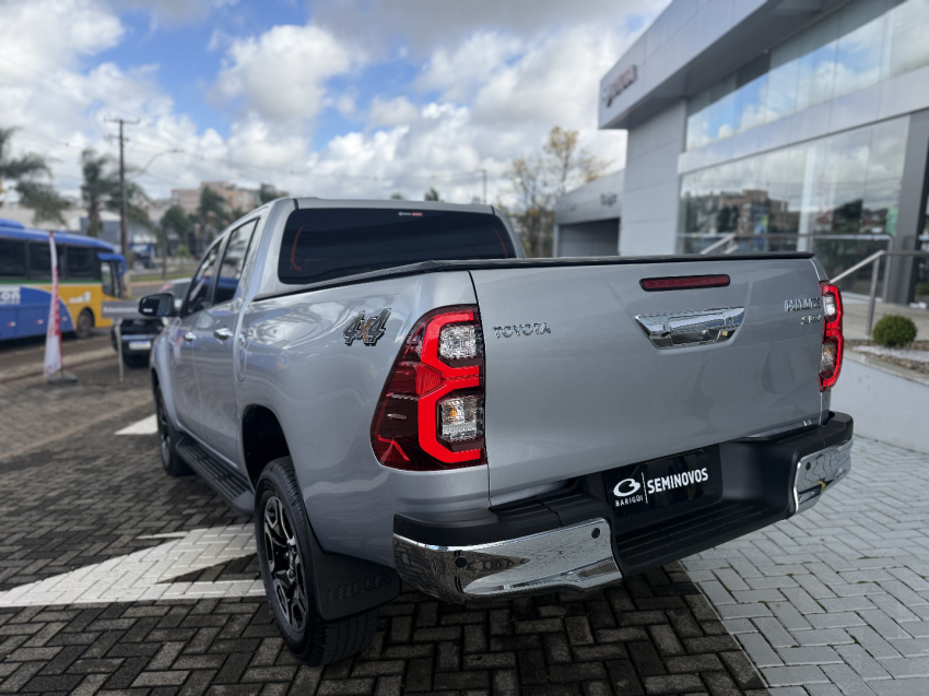 toyota hilux 2.8 d-4d turbo diesel cd srv 4x4 automatico 4p 2025