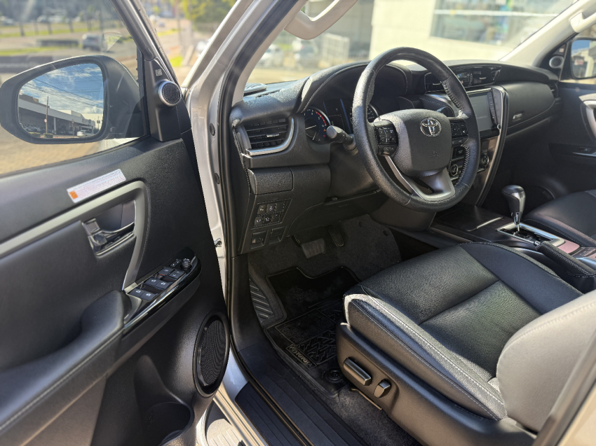 toyota hilux sw4 2.8 d-4d turbo diesel srx 7l 4x4 automatico 4p 202310