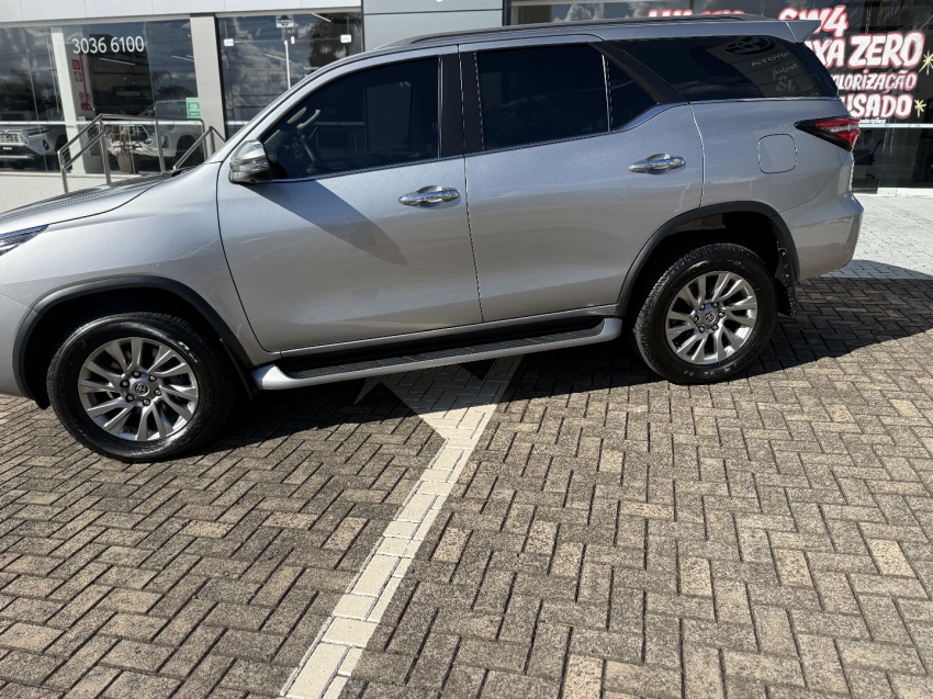 toyota hilux sw4 2.8 d-4d turbo diesel srx 7l 4x4 automatico 4p 20233