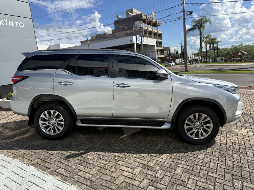 toyota hilux sw4 2.8 d-4d turbo diesel srx 7l 4x4 automatico 4p 20234