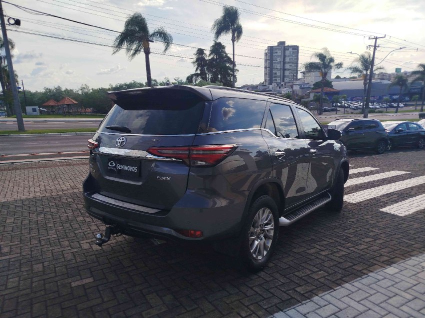 toyota hilux sw4 2.8 d-4d turbo diesel srx 7l 4x4 automatico 4p 20215