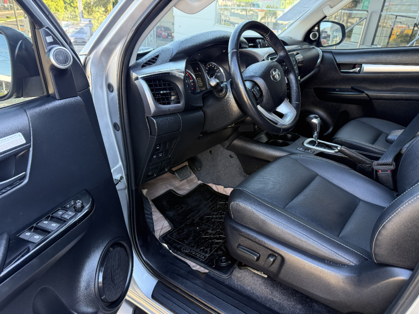 toyota hilux 2.8 d-4d turbo diesel cd srx 4x4 automatico 4p 202313