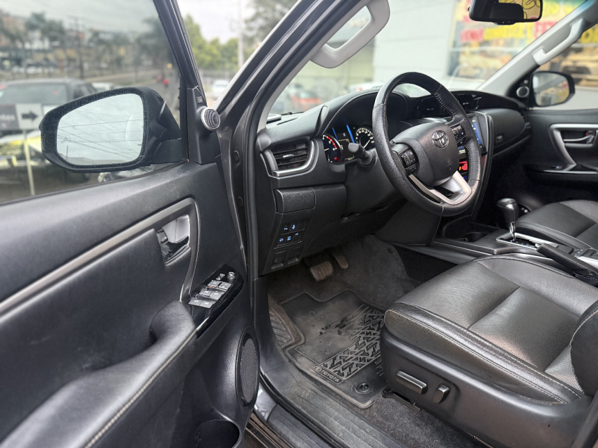 toyota hilux sw4 2.8 d-4d turbo diesel srx 7l 4x4 automatico 4p 202410