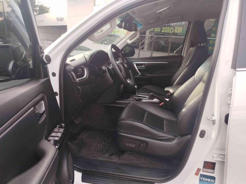toyota hilux sw4 2.8 d-4d turbo diesel srx 7l 4x4 automatico 4p 202410