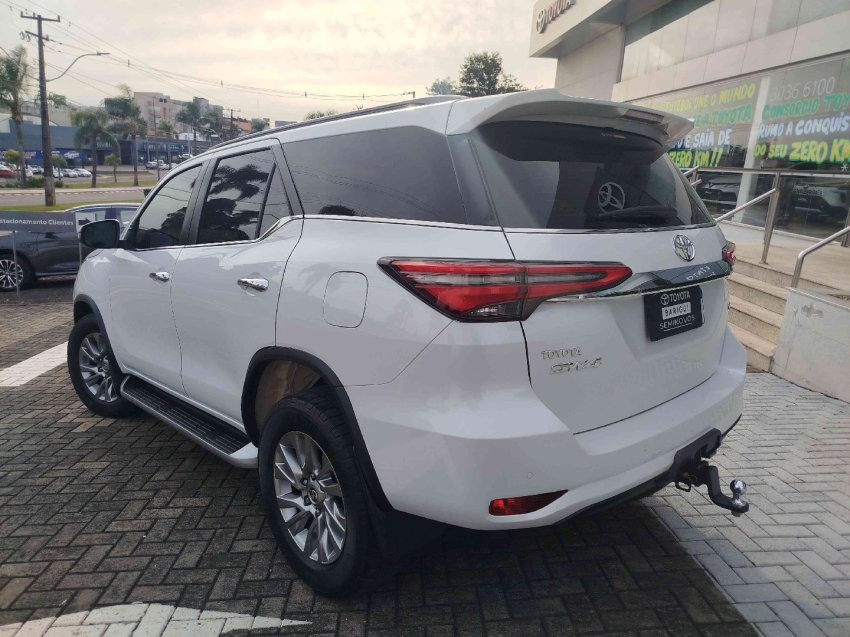 toyota hilux sw4 2.8 d-4d turbo diesel srx 7l 4x4 automatico 4p 20243
