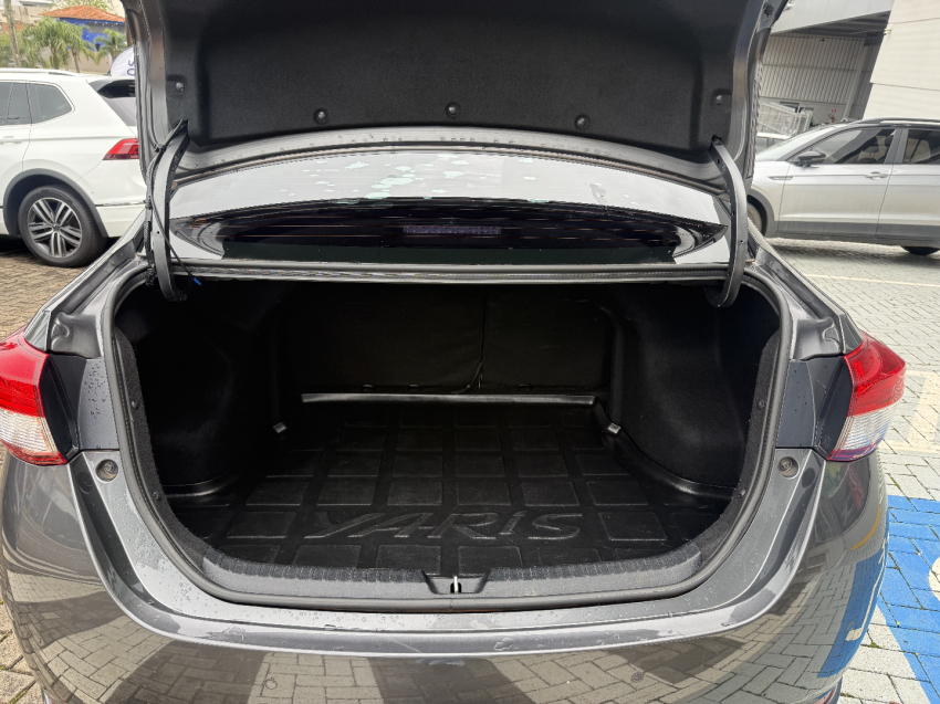 Toyota Yaris 1.5 16V Flex Sedan Xs Multidrive 4P Automatico 2024 9