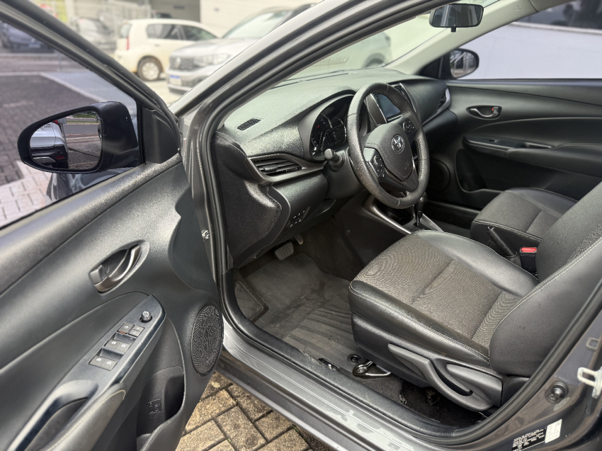 Toyota Yaris 1.5 16V Flex Sedan Xs Multidrive 4P Automatico 2024 12