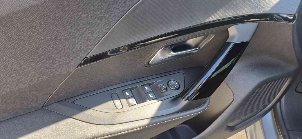 peugeot 2008 1.0 turbo 200 flex allure cvt 4p automatico 2025