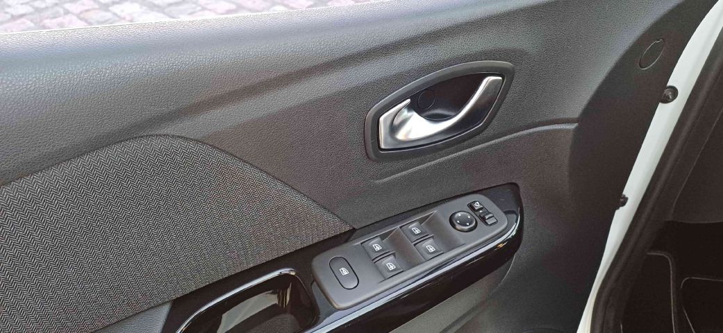 renault captur 1.3 tce flex intense x-tronic 4p automatico 2023