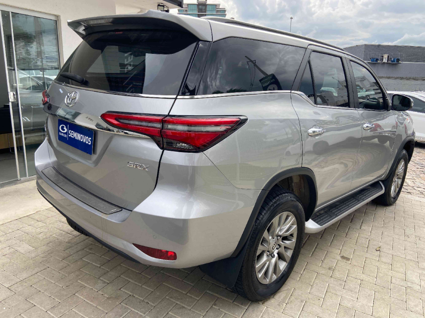 toyota hilux sw4 2.8 d-4d turbo diesel srx 4x4 automatico 4p 20244