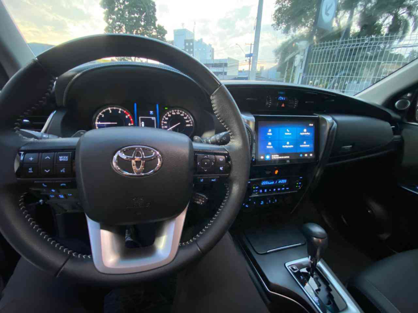 toyota hilux sw4 2.8 d-4d turbo diesel srx 4x4 automatico 4p 202420