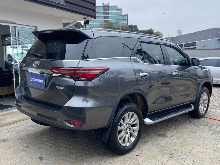 toyota hilux sw4 2.8 d-4d turbo diesel srx 4x4 automatico 4p 20214